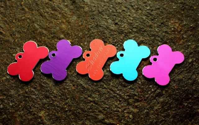 Hundemarke Aluminium Knochen mit Schmuckrand groß, Uebersicht