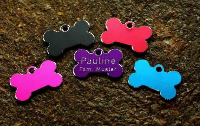 Hundemarke Aluminium Knochen mit Schmuckrand klein, Uebersicht