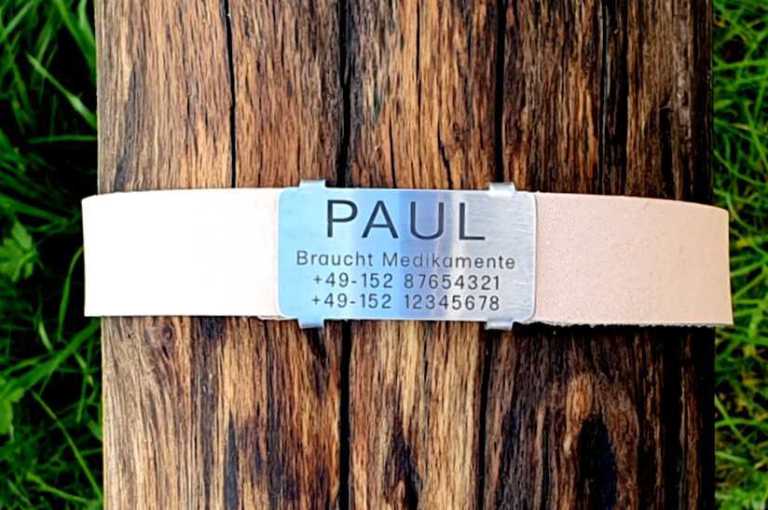 Edelstahl-Plakette für Lederhalsbänder mit Breite 23-26 mm, 18,00 €.